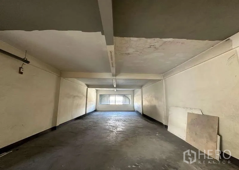 สำนักงาน ให้เช่าในPhra Khanong, Bangkok - ห้องรูปทรงยาว พื้นคอนกรีต คานเพดานต่ำ มีหน้าต่างปลายห้องรับแสง.