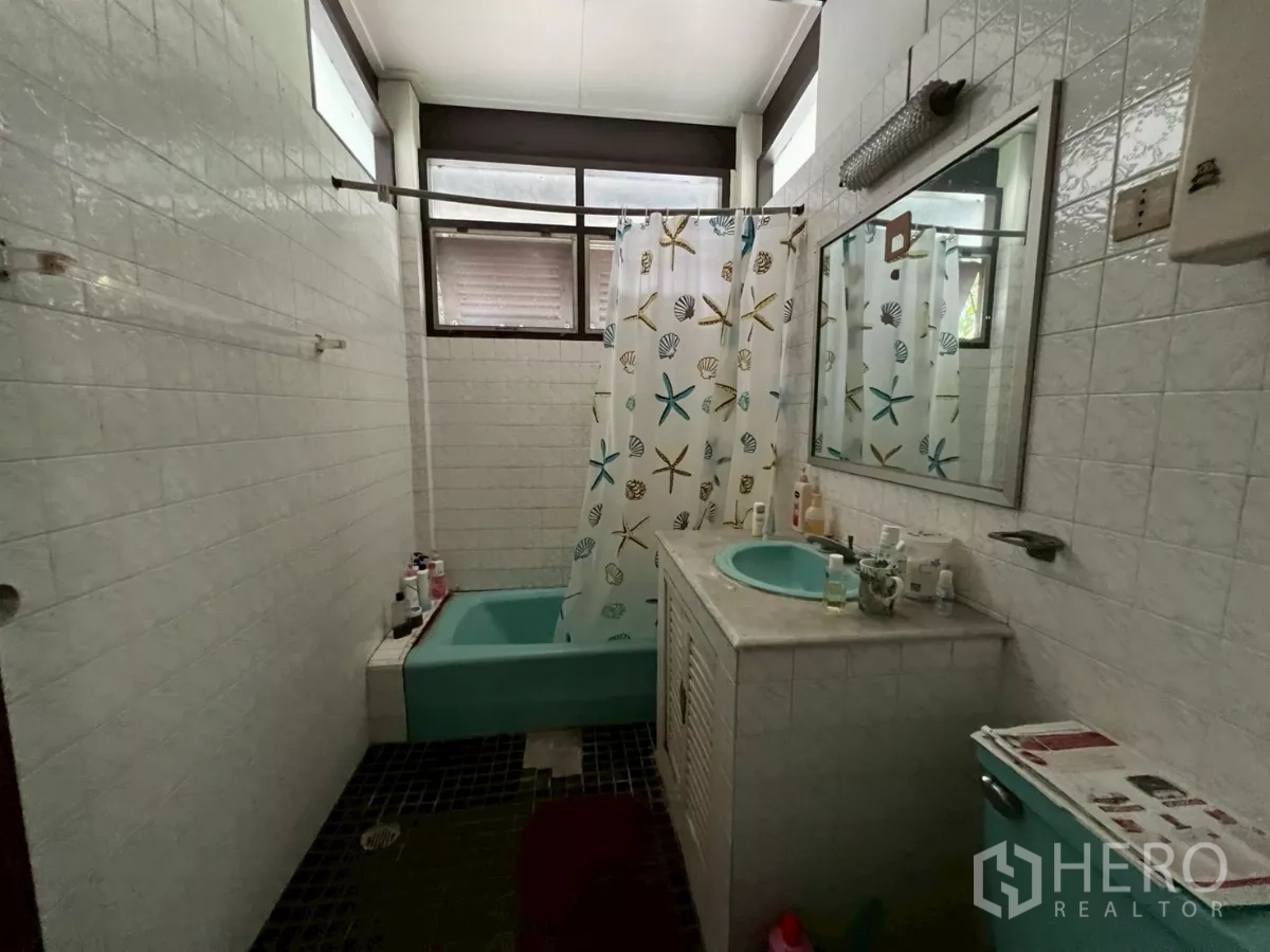 บ้าน ขายในKhlong Toei, Bangkok - ห้องน้ำมีอ่างอาบน้ำ เคาน์เตอร์อ่างล้างหน้า และผนังกระเบื้องสีขาว