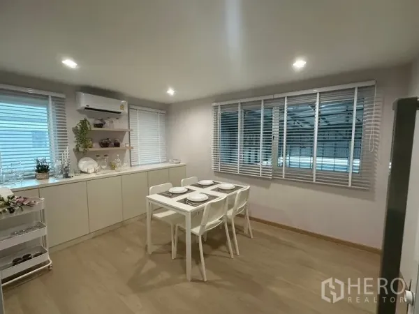 货栈 出售在Pathum Thani - 办公楼内的茶水间与用餐区，白色餐桌、柜体与百叶窗。