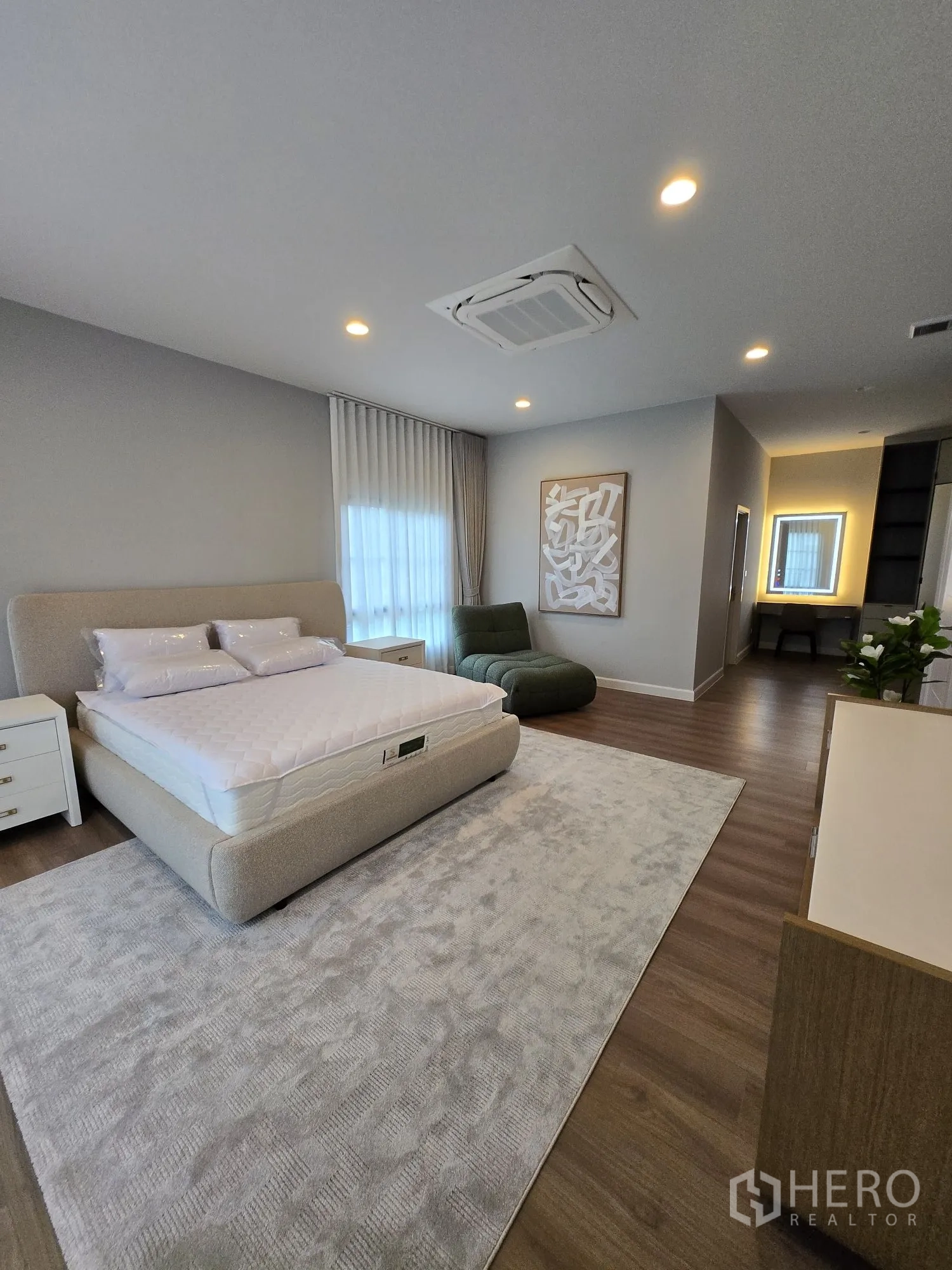 Detached House for rent in Bang Phli, Samut Prakan - Master bedroom with king bed, seating nook and large rug.