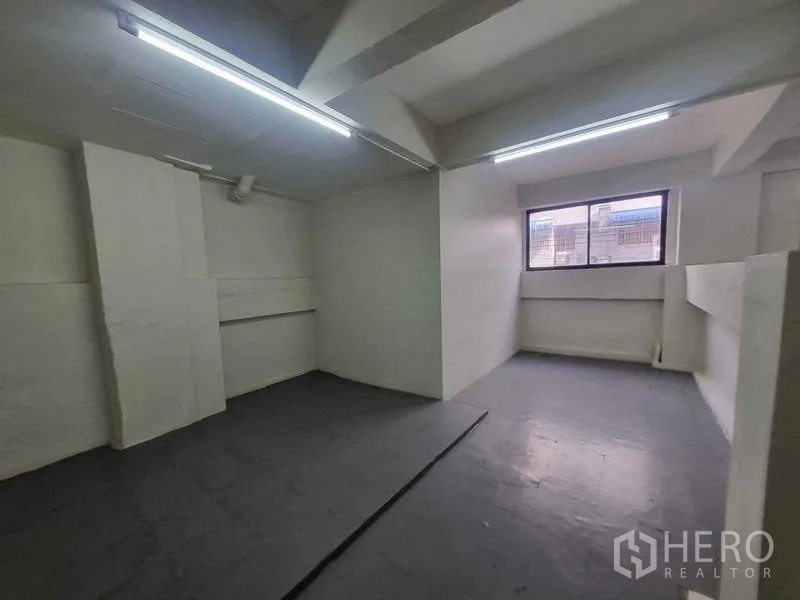 零售空间 出租在Bang Rak, Bangkok - 小型办公室或储藏室，白墙，有窗与长条灯。