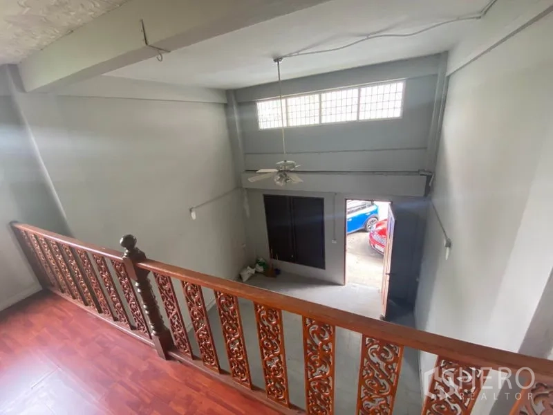 Retail Space for rent in Khlong San, Bangkok - View from mezzanine over entry with clerestory window, ceiling fan and wide doorway.
