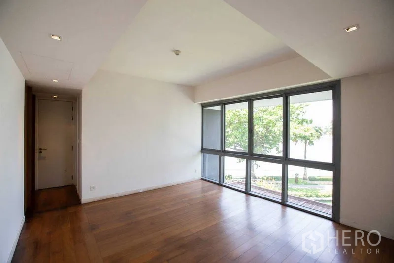 คอนโด ให้เช่าในYan Nawa, Bangkok - ห้องนอนสว่างพื้นไม้ พร้อมหน้าต่างบานใหญ่ มองเห็นวิวสวนและแม่น้ำ