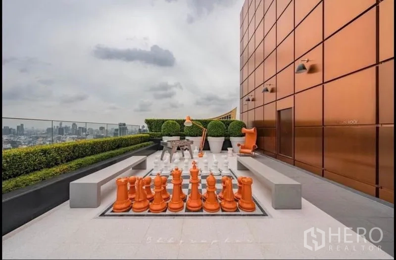 公寓 出租或出售在Watthana, Bangkok - 屋顶花园巨型国际象棋与城市景观。