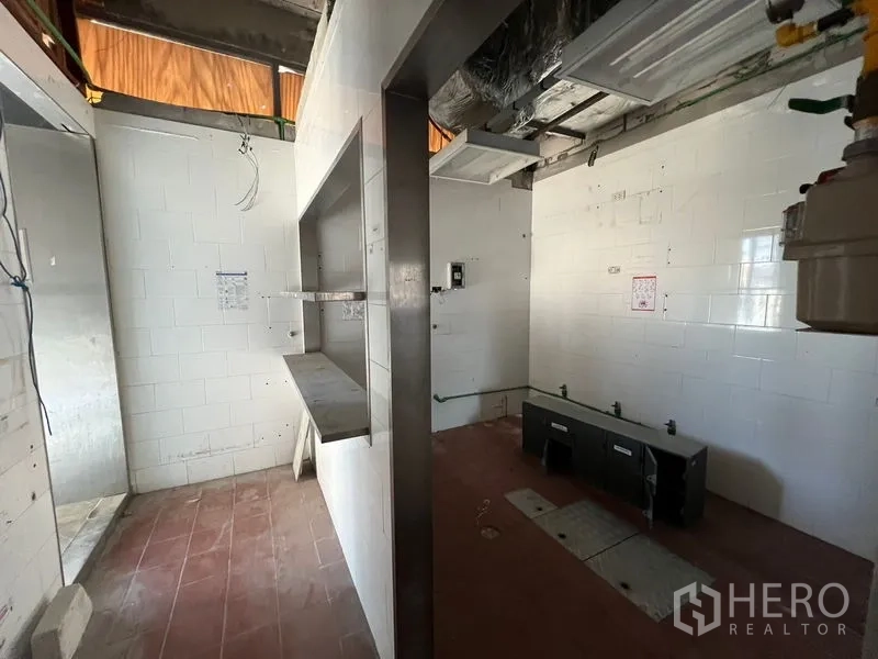 零售空间 出租 - 备餐区，带传菜窗口、白色瓷砖、外露天花和地漏