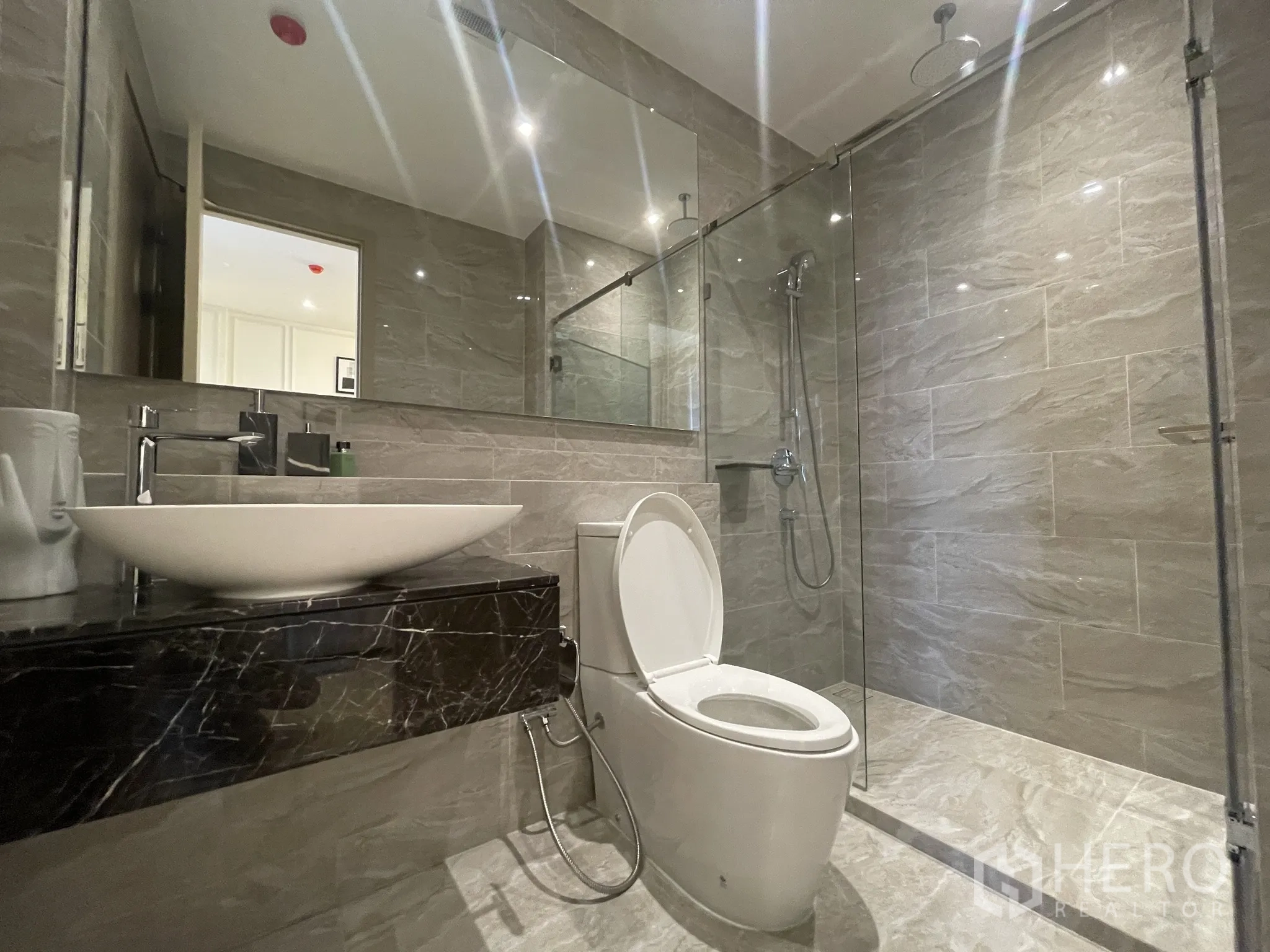 คอนโด ให้เช่าในDin Daeng, Bangkok - ห้องน้ำโมเดิร์นพร้อมฝักบัวแบบวอล์กอิน กระจกบานใหญ่ และอ่างล้างหน้าบนท็อปหินอ่อน