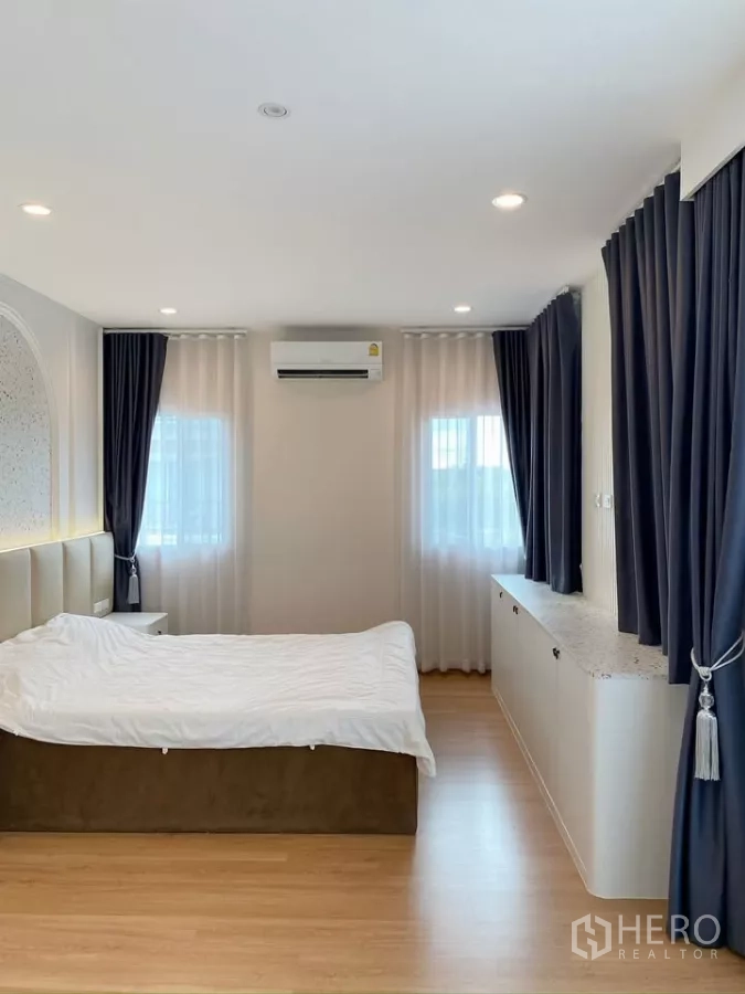 独立式住宅 出售在Sai Mai, Bangkok - 宽敞主卧，大窗配纱帘与遮光窗帘。