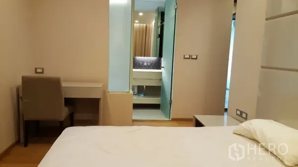 คอนโด ให้เช่าในRatchathewi, Bangkok - ห้องนอนหลักมีโต๊ะทำงานและห้องน้ำในตัว ประตูแก้วฝ้า