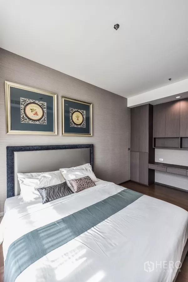 公寓 出租或出售在Bang Rak, Bangkok - 卧室角度展示软包床头、内置衣柜与书桌区。