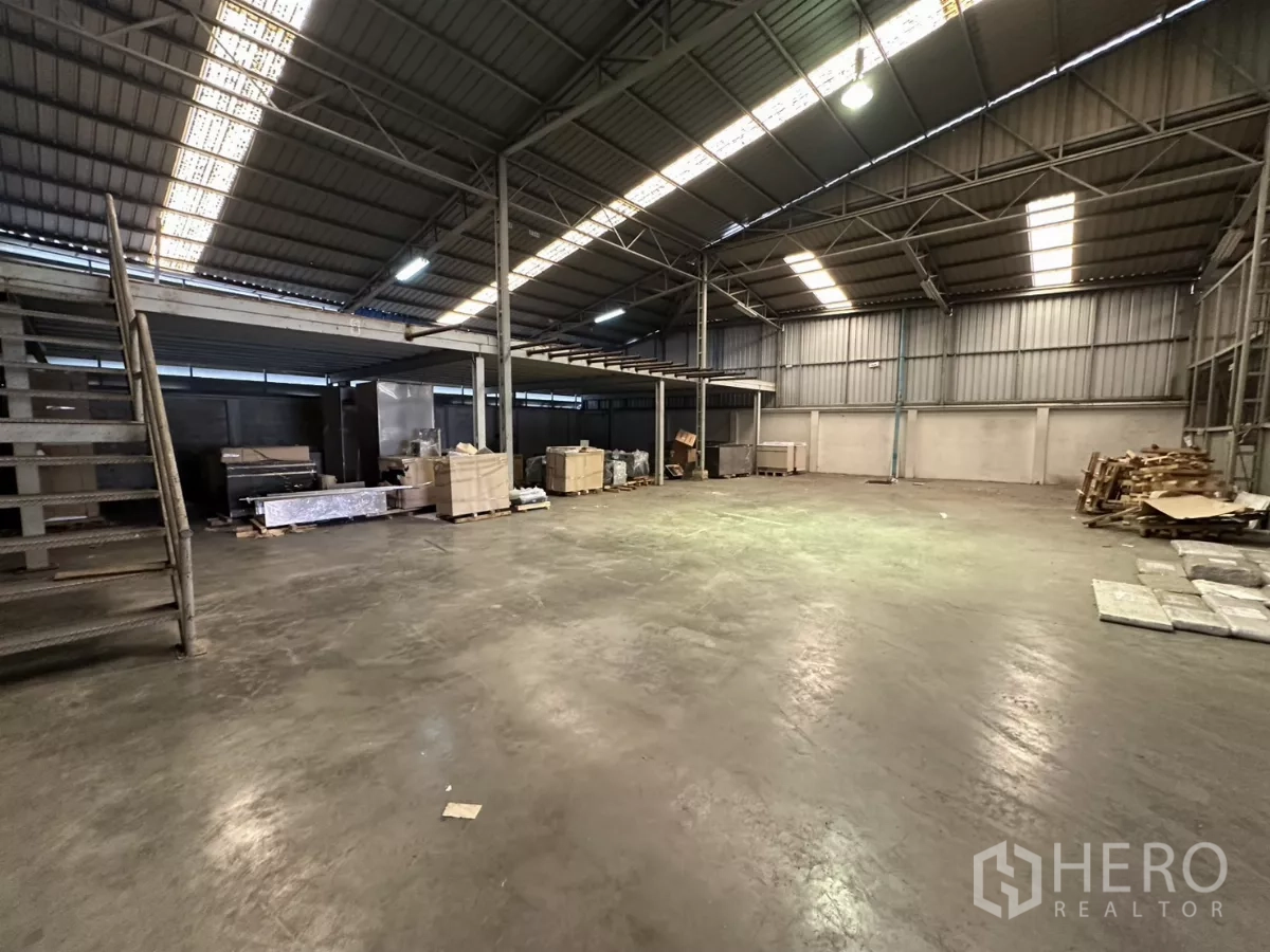 คลังสินค้า ให้เช่าในYan Nawa, Bangkok - พื้นโกดังโล่งกว้าง มีบันไดขึ้นสู่ชั้นลอยด้านในอาคาร