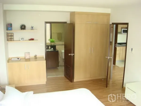 อพาร์ทเมนท์ ให้เช่าในRatchathewi, Bangkok - ทางเข้าห้องนอนพร้อมตู้เสื้อผ้าบิลท์อิน ชั้นวางของ และประตูห้องน้ำในตัว