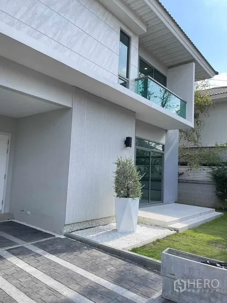 บ้าน ขายในNuea Khlong, Krabi - ด้านหน้าบ้านมีทางเข้าจอดรถ สนามหญ้า และประตูกระจกบานเลื่อน