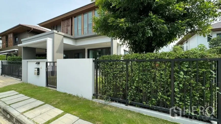 Detached House for rent in Prawet, Bangkok - Modern two-storey detached house with front gate, hedge and driveway.