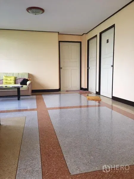 带办公室的家 出售在Suan Luang, Bangkok - 明亮的楼层公共区，磨石地面与多扇房门，适合作为会议或洽谈区。