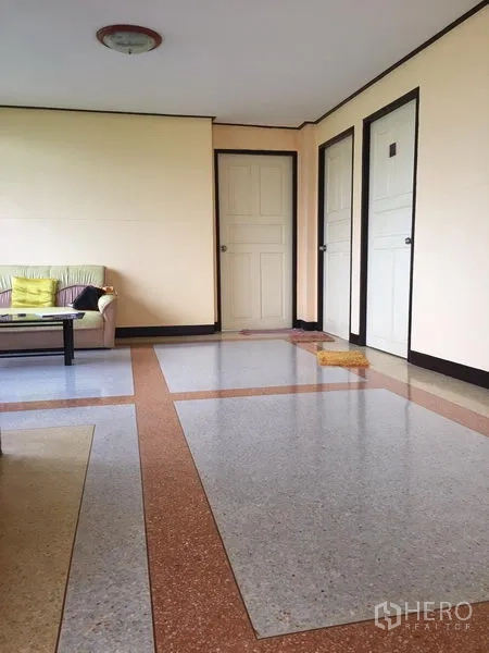 带办公室的家 出售在Suan Luang, Bangkok - 明亮的楼层公共区，磨石地面与多扇房门，适合作为会议或洽谈区。