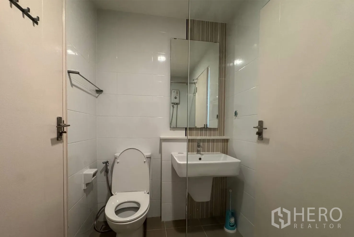 บ้าน for rent in Bang Phli, Samut Prakan - ห้องน้ำสะอาดมีโถสุขภัณฑ์ อ่างล้างหน้า กระจก และฉากกั้นอาบน้ำ