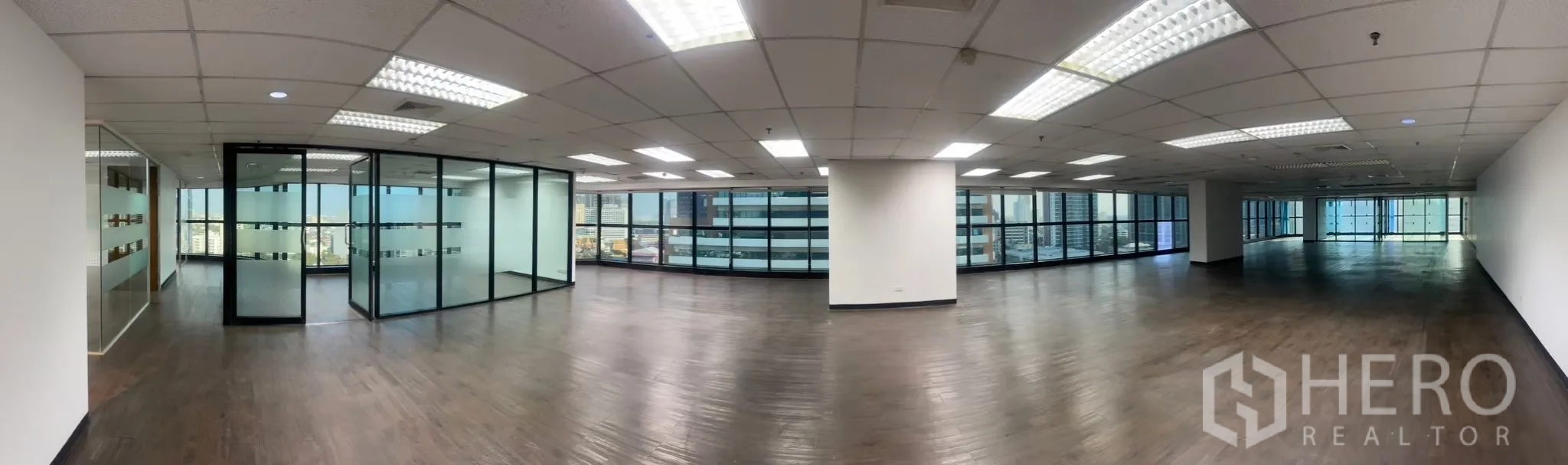 办公室 for rent in Watthana, Bangkok - 超宽视角的开放办公空间，带玻璃隔断与天际线景观。