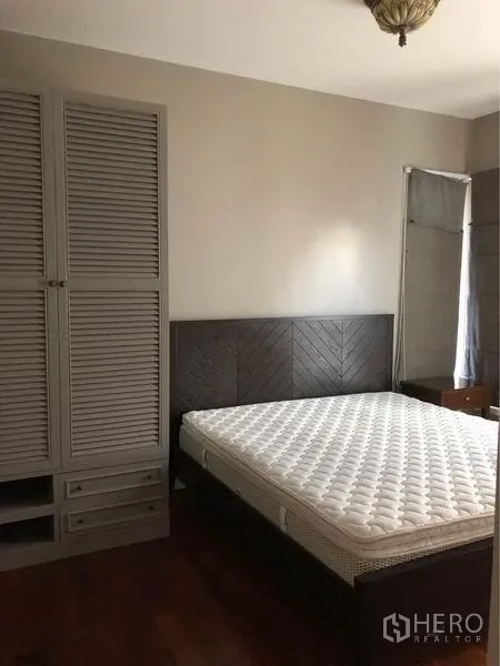 บ้าน ให้เช่าหรือขายในPrawet, Bangkok - ห้องนอนพร้อมตู้บิลท์อินและเตียงคู่ โทนสีอบอุ่น