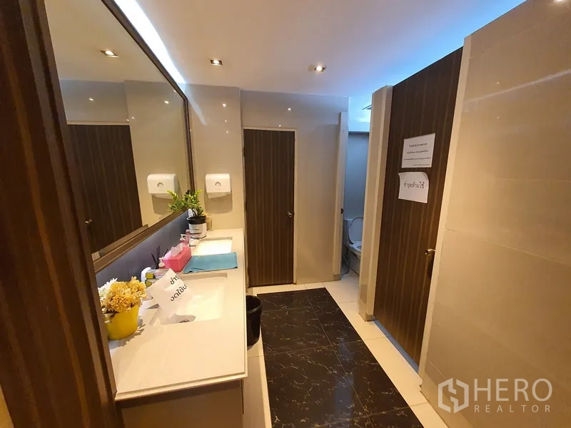ออฟฟิศ for rent in Khlong Toei, Bangkok - ห้องน้ำทันสมัย อ่างล้างหน้าเคาน์เตอร์ยาวและห้องสุขาส่วนตัว