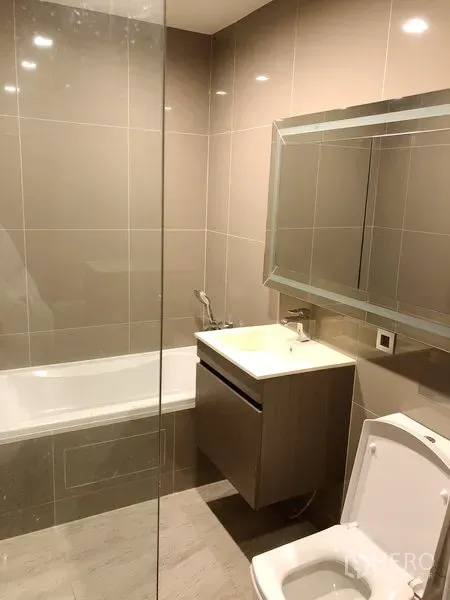 คอนโด ให้เช่าในWatthana, Bangkok - ห้องน้ำสมัยใหม่ พร้อมอ่างอาบน้ำ เคาน์เตอร์อ่างล้างหน้า และกระจกบานใหญ่