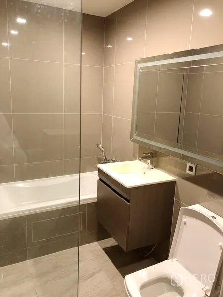 คอนโด ให้เช่าในWatthana, Bangkok - ห้องน้ำสมัยใหม่ พร้อมอ่างอาบน้ำ เคาน์เตอร์อ่างล้างหน้า และกระจกบานใหญ่