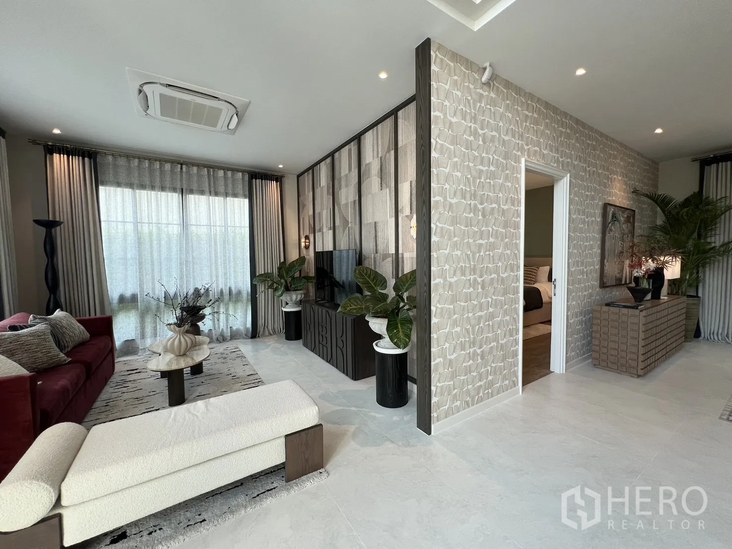 บ้านเดี่ยว for rent in Bang Phli, Samut Prakan - พื้นที่นั่งเล่นมีผนังทีวี ม้านั่งยาว และประตูเข้าสู่ห้องนอน