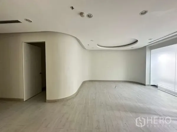 零售空间 出租在Pathum Wan, Bangkok - 开放展厅，圆形凹顶与大展示窗。