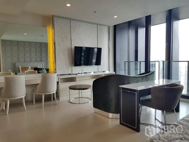 คอนโด ให้เช่าในPathum Wan, Bangkok - มุมนั่งเล่นพร้อมชั้นทีวี โต๊ะทำงาน และหน้าต่างสูงจรดเพดานแบบพาโนรามา