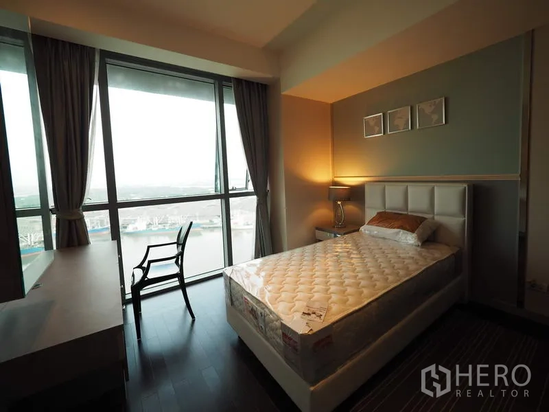 คอนโด ให้เช่าหรือขายในYan Nawa, Bangkok - ห้องนอนรองมีหน้าต่างบานใหญ่ มุมทำงาน และวิวแม่น้ำพาโนรามา