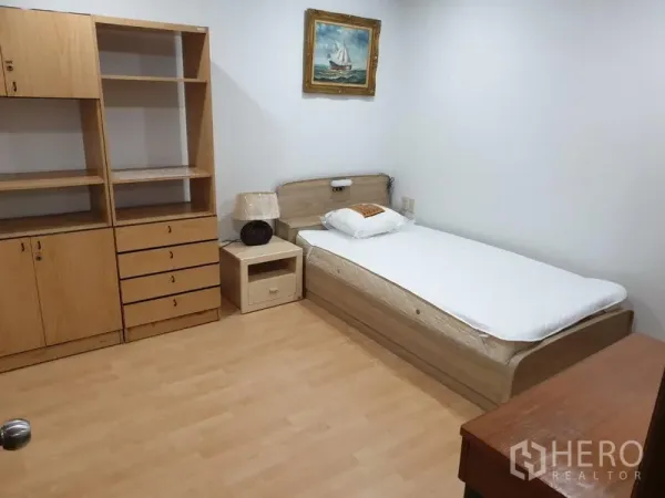 คอนโด ให้เช่าในWatthana, Bangkok - ห้องนอนรองพร้อมเตียงเดี่ยว ตู้และชั้นวางบิลต์อิน พื้นไม้