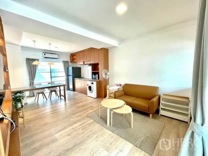 ทาวน์เฮาส์ ให้เช่าในPrawet, Bangkok - พื้นที่นั่งเล่นและรับประทานอาหารแบบโอเพ่นไลฟ์ พร้อมพื้นไม้และครัวบิวท์อิน