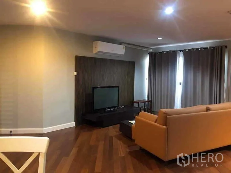 公寓 出售在Yan Nawa, Bangkok - 电视背景墙、影音柜、分体空调与带窗帘的阳台门。