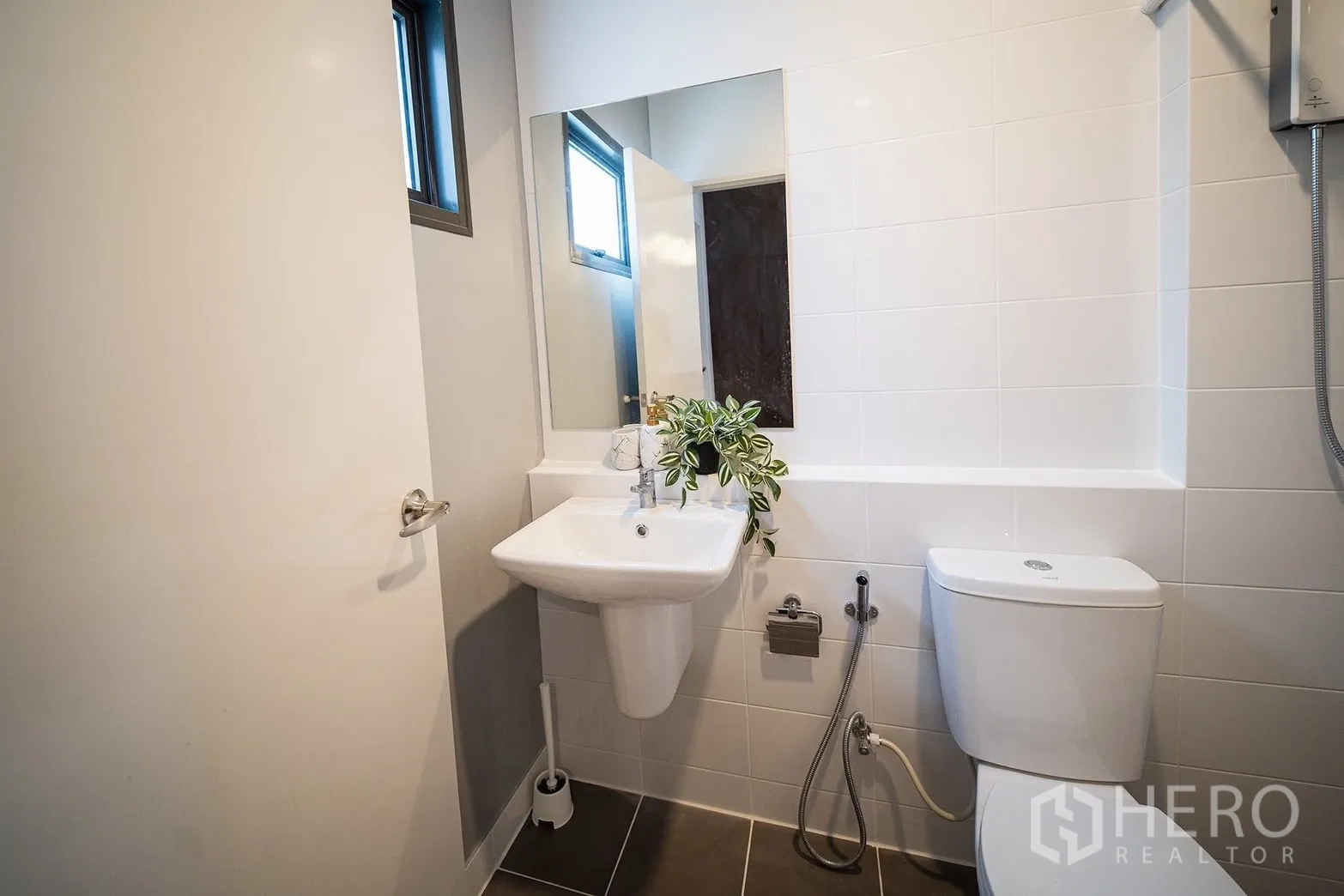 联排别墅 for rent in Bang Phli, Samut Prakan - 明亮浴室，带大镜子、洗手盆、马桶和淋浴。