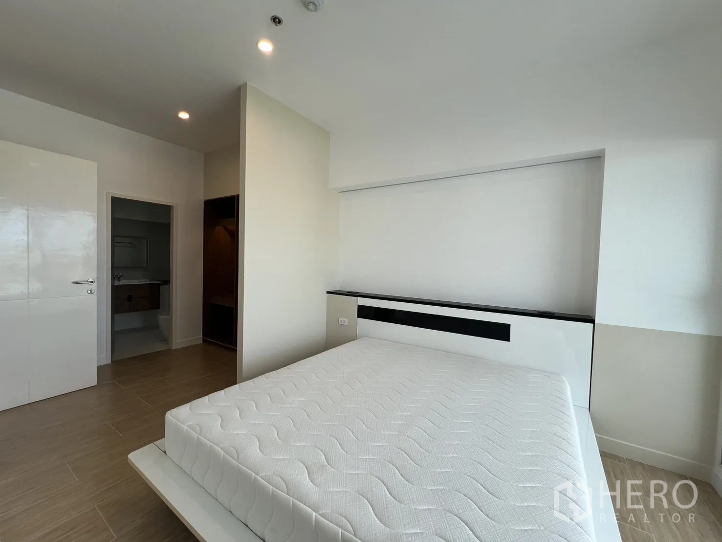 Condominium for rent in Bang Kapi, Bangkok - Master bedroom reverse angle toward the entrance and ensuite access.