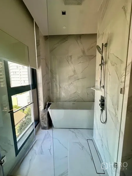 公寓 出租 - 奢华浴室，独立浴缸、雨淋花洒与大理石墙面靠窗