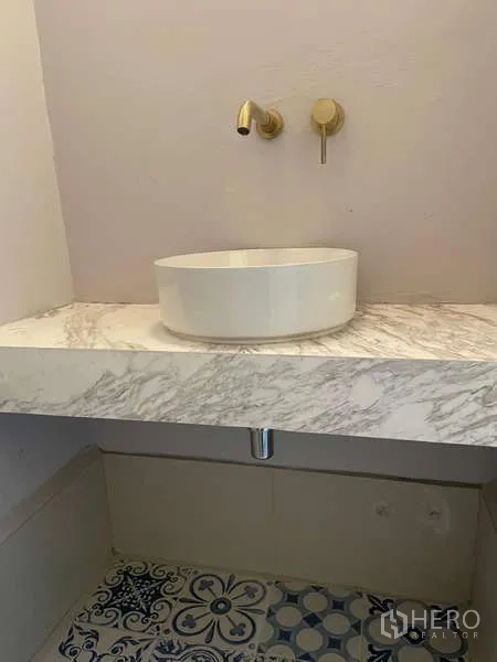 สำนักงานที่บ้าน ให้เช่าในWatthana, Bangkok - ห้องน้ำขนาดเล็ก อ่างวางบนเคาน์เตอร์หินอ่อนและพื้นกระเบื้องลาย.