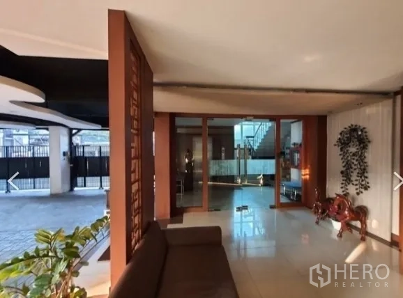 Home Office for rent - Lobby-style entrance with glass doors, tiled floors and wood accents in a Bangkok home office.