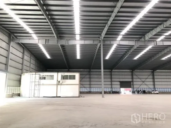 โรงงาน ให้เช่าในBang Phli, Samut Prakan - ภายในโกดังเพดานสูงกว้าง โครงหลังคาเหล็ก มีสกายไลต์และสำนักงานชั้นลอยขนาดเล็ก