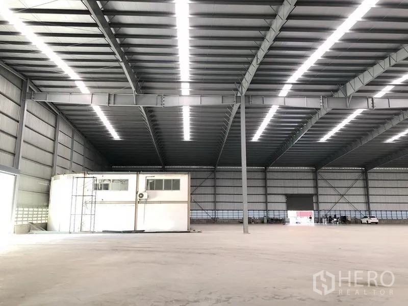 โรงงาน ให้เช่าในBang Phli, Samut Prakan - ภายในโกดังเพดานสูงกว้าง โครงหลังคาเหล็ก มีสกายไลต์และสำนักงานชั้นลอยขนาดเล็ก