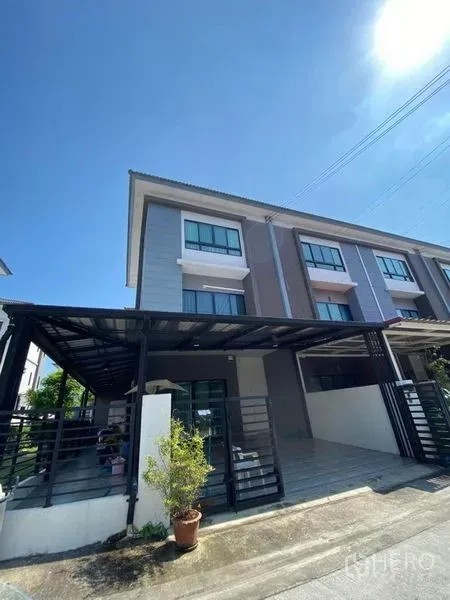 ทาวน์เฮาส์ ขายในWang Thonglang, Bangkok - ภาพภายนอกทาวน์เฮ้าส์สามชั้นสมัยใหม่ มีหลังคาที่จอดรถสองคันและรั้วหน้าบ้าน