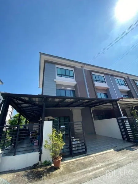 ทาวน์เฮาส์ ขายในWang Thonglang, Bangkok - ภาพภายนอกทาวน์เฮ้าส์สามชั้นสมัยใหม่ มีหลังคาที่จอดรถสองคันและรั้วหน้าบ้าน