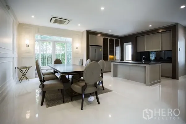 独立式住宅 出租在Mueang Samut Prakan, Samut Prakan - 开放式餐厅与现代岛台厨房，柜体齐全大窗通透。