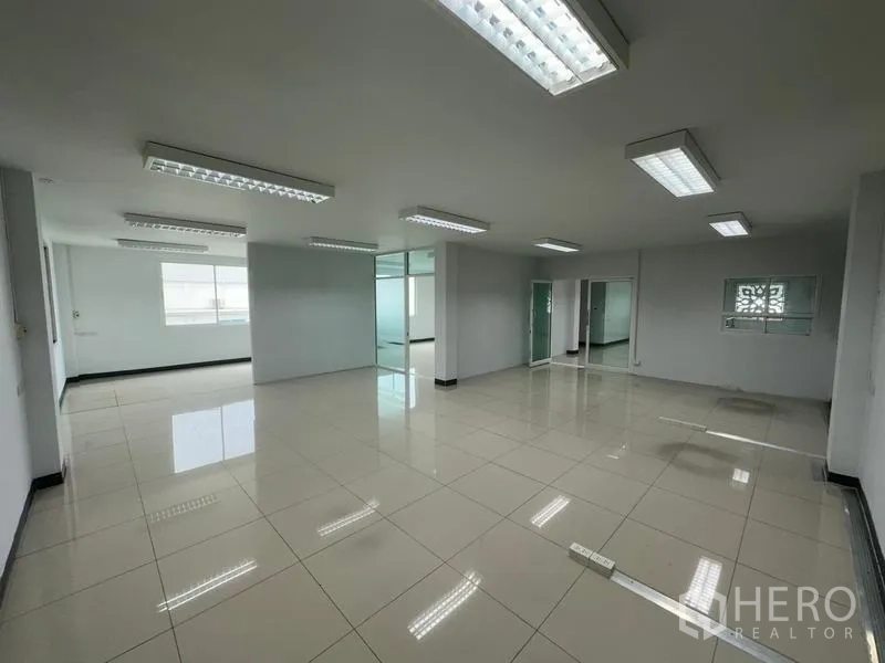 คลังสินค้า ให้เช่าในPhra Nakhon Si Ayutthaya - พื้นที่สำนักงานโอเพ่นสเปซ กั้นห้องกระจกและไฟเพดานแบบโมเดิร์น