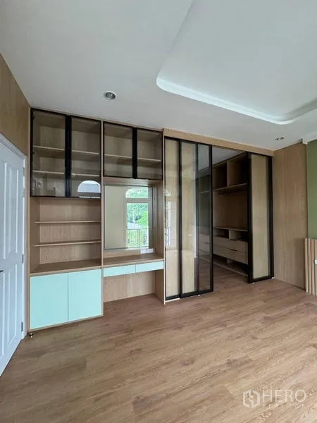 Detached House for rent - Spacious bedroom with wall of glass-front cabinets and sliding doors to closet
