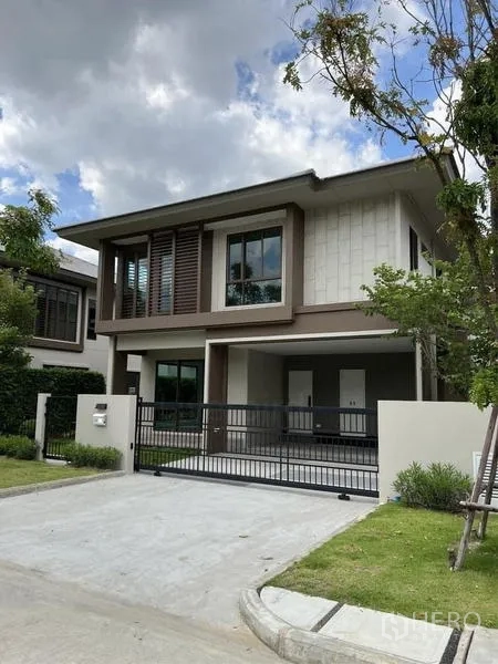 บ้าน ขายในBang Kapi, Bangkok - บ้านเดี่ยวสองชั้นสไตล์โมเดิร์น พร้อมรั้วและที่จอดรถในโครงการปลอดภัย เขตบางกะปิ กรุงเทพฯ