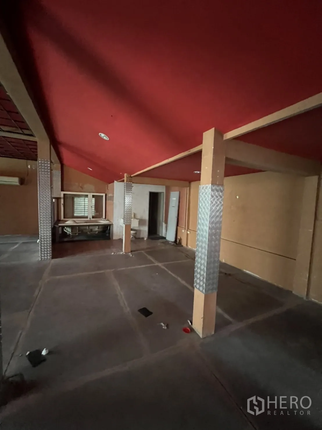 店屋 出租在Watthana, Bangkok - 宽敞大厅，立柱包覆防滑花纹板，红色天花。