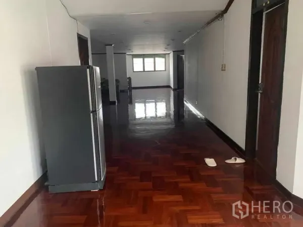 Detached House for sale in Huai Khwang, Bangkok - Long interior hall with glossy wooden floors and natural light.