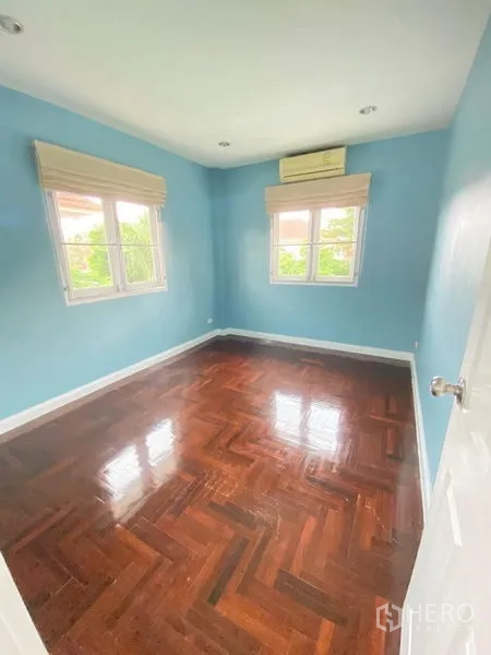 独立式住宅 出租 - 明亮卧室，天蓝色墙面，双窗，鱼骨拼木地板，配空调。