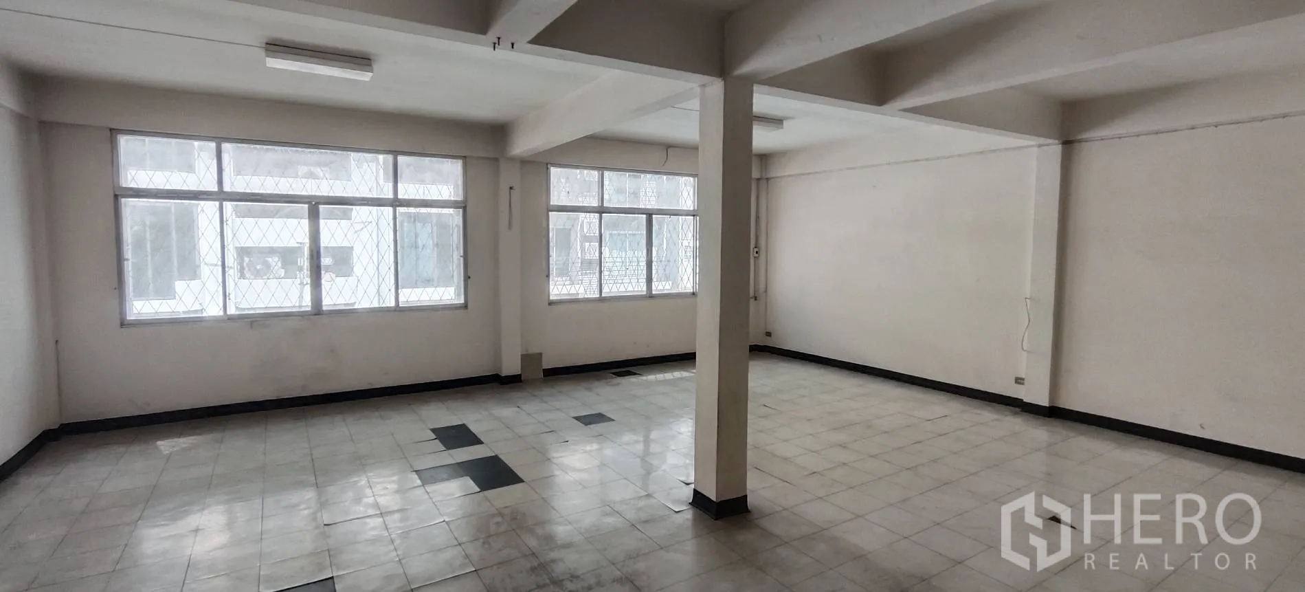 ตึกแถว for rent in Watthana, Bangkok - ห้องมุมกว้างมีประตูเหล็กดัดและหน้าต่าง