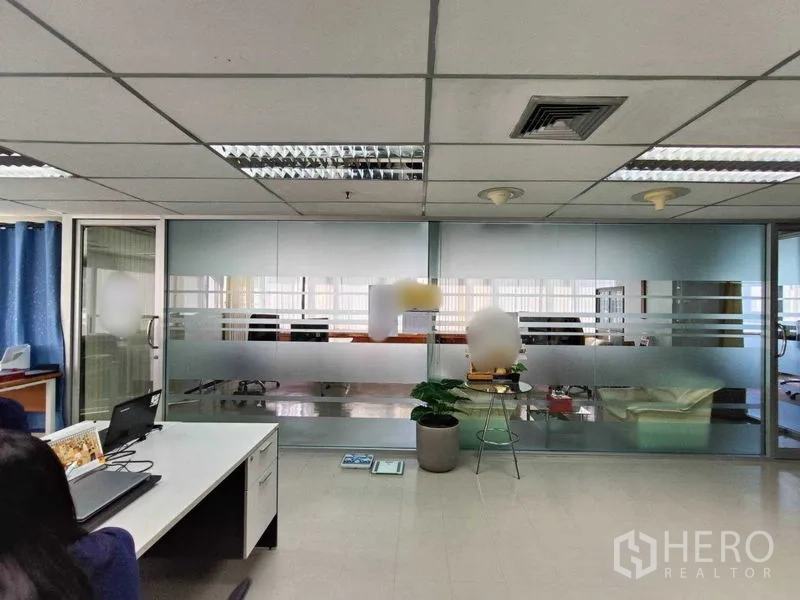 สำนักงาน ให้เช่าในRatchathewi, Bangkok - ห้องประชุมกั้นกระจกลายฟรอสต์ภายในออฟฟิศย่านอโศก.